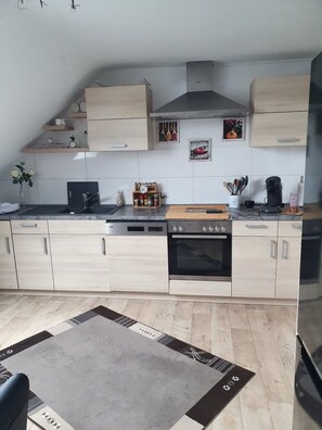 Réfrigérateur, four à micro-ondes, un four, surface de cuisson