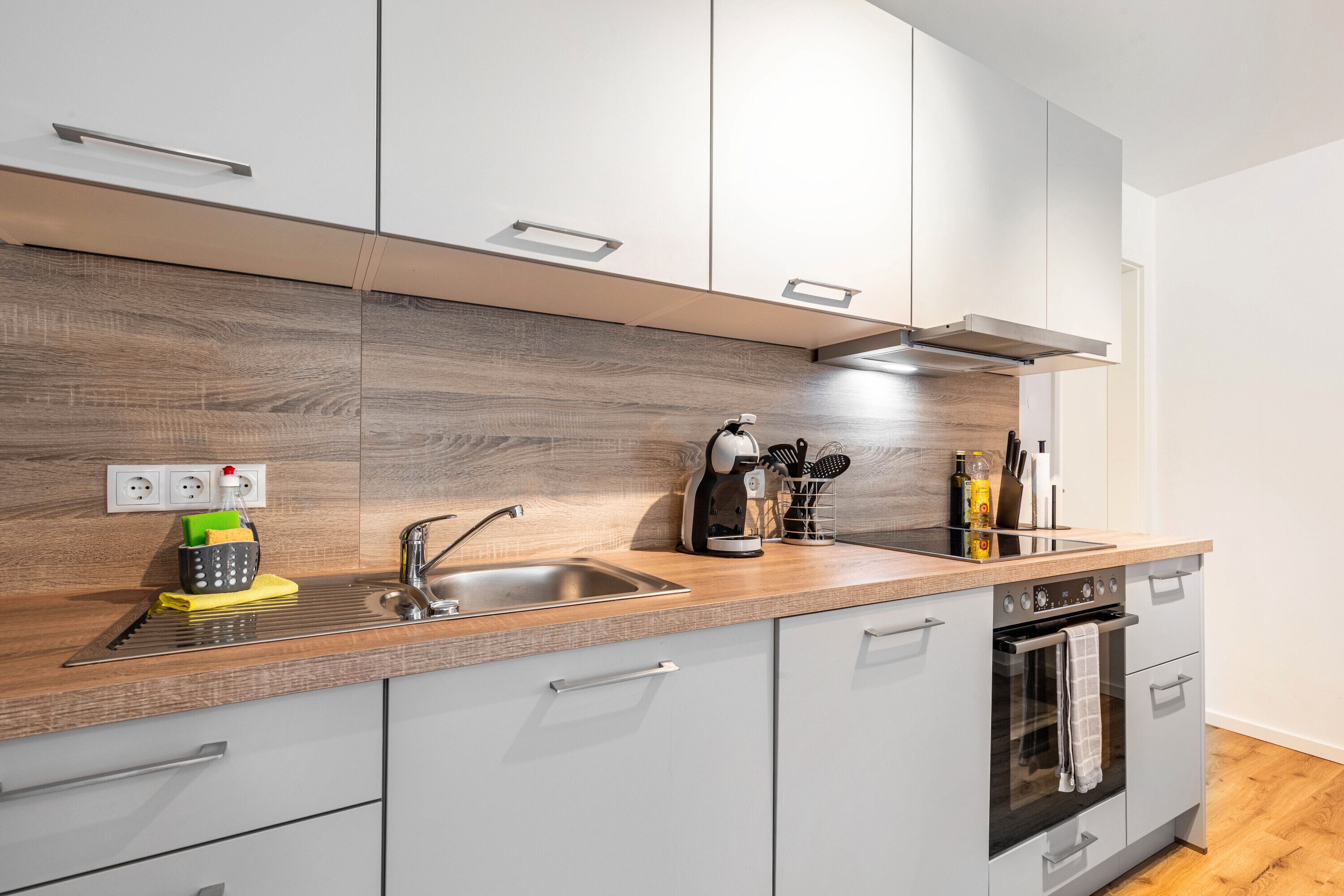 Kühlschrank, Mikrowelle, Ofen, Herdplatte