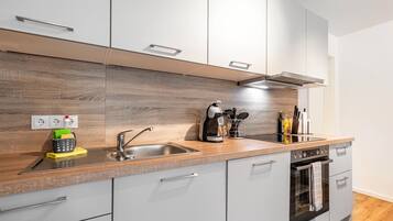 Frigorífico, microondas, horno y placa de cocina