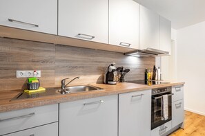 Frigorifero, microonde, forno, piano cottura