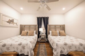 1 bedroom, iron/ironing board, WiFi, bed sheets - Speakeasy Inn-Room 3B- 2 Queen Beds (Key West)