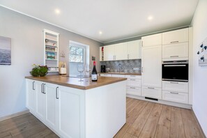 Fridge, microwave, oven, stovetop - Apartment 'Ferienwohnung Hauptdeck' with Shared Garden and Wi-Fi (Pellworm)
