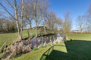 Property grounds - Apartment 'Ferienwohnung Hauptdeck' with Shared Garden and Wi-Fi (Pellworm)