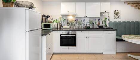 Kühlschrank, Mikrowelle, Ofen, Herdplatte