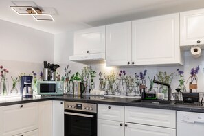 Fridge, microwave, oven, stovetop - Holiday Home 'Ferienhaus Bernoth' with Shared Pool, Shared Garden and Wi-Fi (Erfurt)