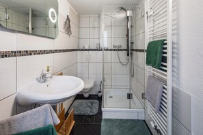 Douche, sèche-cheveux, serviettes fournies