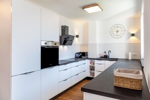 Jääkaappi, mikroaaltouuni, uuni, liesi