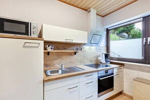 Frigorifero, microonde, forno, piano cottura