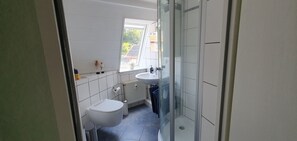 Shower, hair dryer, towels - Apartment 'D Und R Schwesternherz' with Wi-Fi (Naumburg)