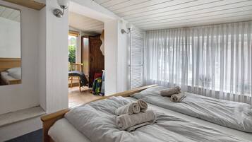 3 bedrooms, free WiFi, bed sheets