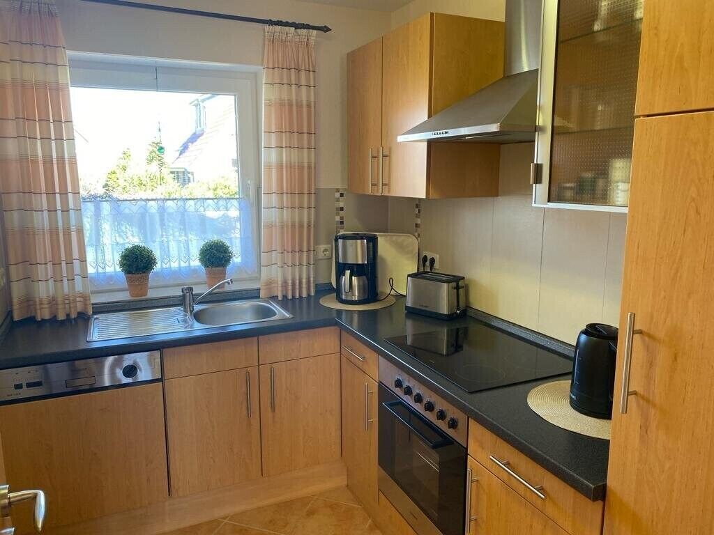 Een koelkast, een oven, een kookplaat, een vaatwasser