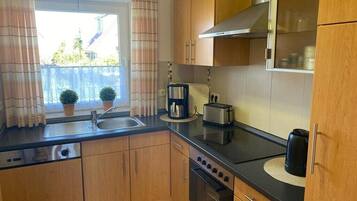 Een koelkast, een oven, een kookplaat, een vaatwasser