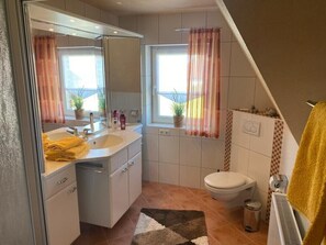 Chuveiro, secador de cabelo, toalhas de banho 