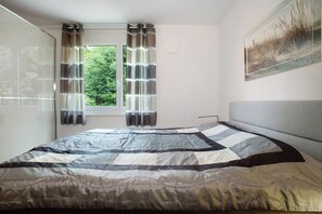 2 bedrooms, iron/ironing board, free WiFi, bed sheets - Annette's Luxury Apartment at the City Park with Private Terrace and Wi-Fi (Friedrichshafen)