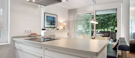 冷蔵庫、オーブン、コンロ、食器洗い機