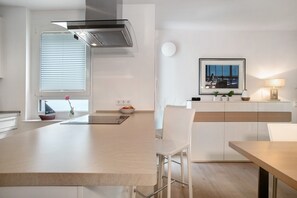 Fridge, oven, stovetop, dishwasher