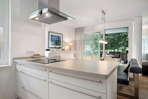 Fridge, oven, stovetop, dishwasher - Annette's Luxury Apartment at the City Park with Private Terrace and Wi-Fi (Friedrichshafen)