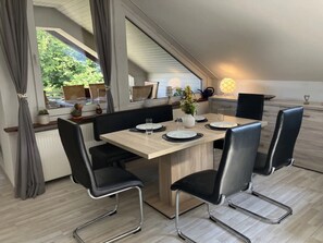 Dining - Holiday Apartment Sauerlandherz with Balcony and Wi-Fi (Lennestadt)