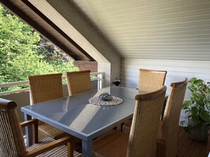 Outdoor dining - Holiday Apartment Sauerlandherz with Balcony and Wi-Fi (Lennestadt)