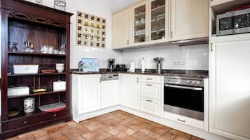 Fridge, microwave, dishwasher, coffee/tea maker