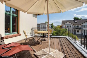 Outdoor dining - Villa 'Traumschlößchen 100 M Vom Strand' with Private Terrace and Wi-Fi (Ostseebad Heringsdorf)