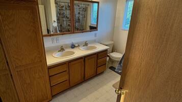 Toallas, jabón, shampoo, papel de baño