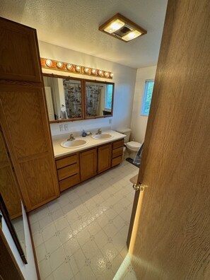 タオル、石鹸、シャンプー、トイレットペーパー