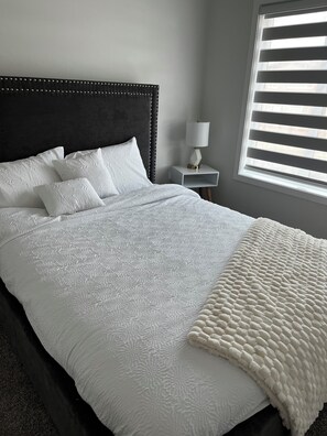 2 bedrooms, iron/ironing board, WiFi, bed sheets - Home Away from Home! (Calgary)