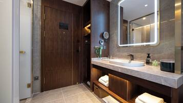 Luxury Room, 1 Queen Bed, Hill View | Free minibar, soundproofing, free WiFi