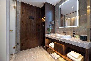 Kamar Mewah, 1 Tempat Tidur Queen, pemandangan bukit | Minibar gratis, kedap suara, Wi-Fi gratis, dan seprai linen