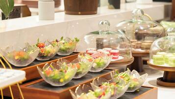 Daily self-serve breakfast (CNY 48 per person)