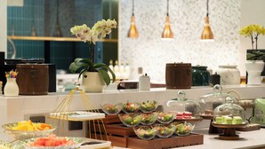 Un buffet con diversi cibi e elementi decorativi.