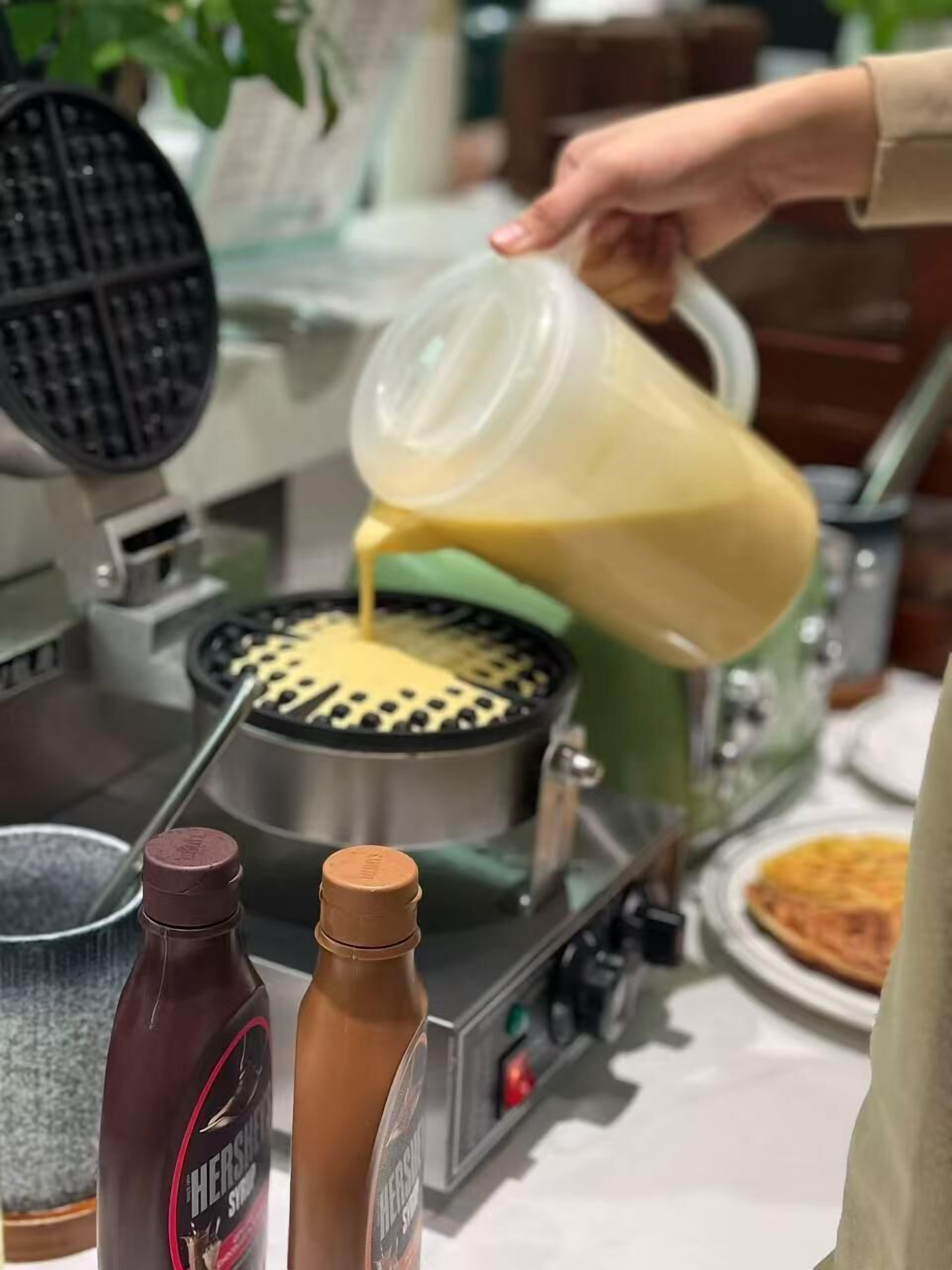 Un gaufrier dans lequel on verse la pâte à gaufres.
