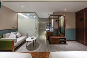 Habitación triple familiar | Minibar con artículos gratuitos, sistema de insonorización, wifi gratis