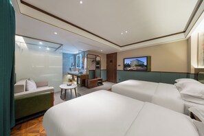 Kamar Triple Keluarga | Minibar gratis, kedap suara, Wi-Fi gratis, dan seprai linen