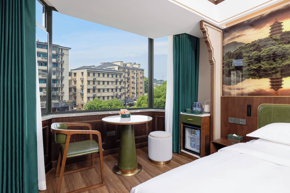 Luxury Room, 1 Queen Bed, Hill View