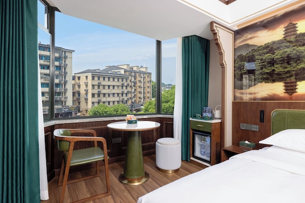 Chambre Luxe, 1 grand lit, vue colline