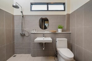 Deluxe Room, Balcony, River View | Bathroom | Shower, free toiletries, bathrobes, slippers