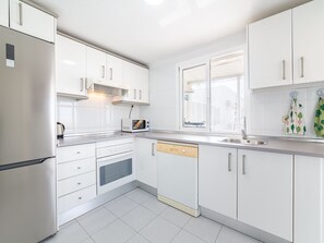 Frigorífico, microondas, horno y lavavajillas