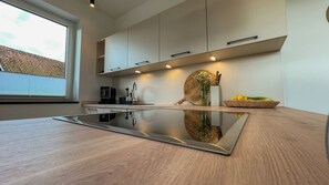 Fridge, oven, stovetop, dishwasher