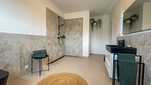 Dusj, hårføner, håndklær og såpe