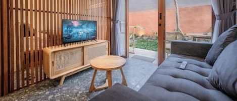 Standard-Apartment, Terrasse, Gartenblick | Wohnbereich | 32-Zoll-LED-Fernseher mit Digitalempfang, Netflix, Streaming-Dienste