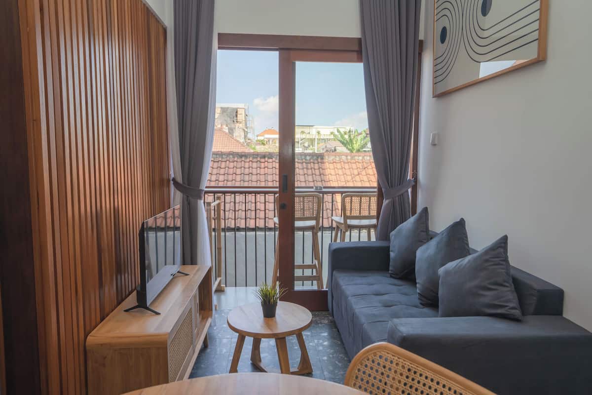 Standaard appartement, patio, uitzicht op tuin | Woonruimte | Een 32-inch ledtelevisie met digitale zenders en Netflix