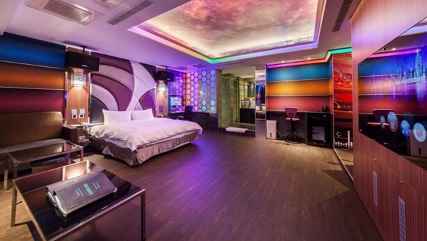 Ein modernes Hotelzimmer mit Bett, Schreibtisch und Sitzecke.
