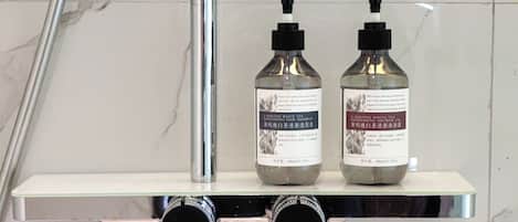 Dos botellas de champú en un estante del baño.