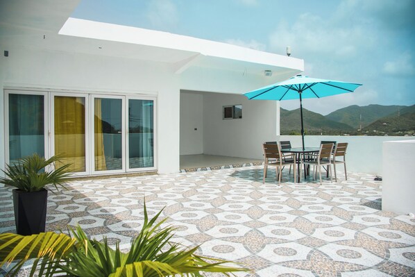 Outdoor dining - Spacious 4-bedroom villa with AC and a Panoramic view on The ocean. (St. Marys)