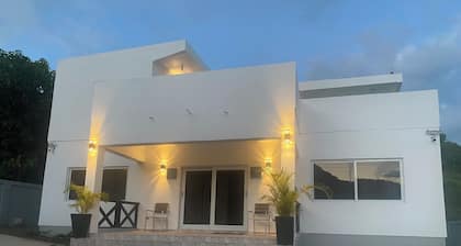 Spacious 4-bedroom villa with AC and a Panoramic view on The ocean.