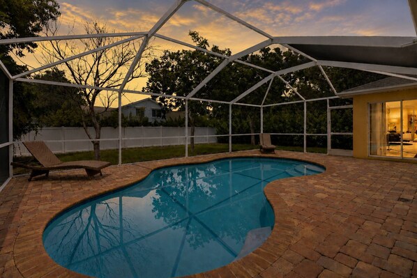 A heated pool - PRIVATE HEATED POOL | SCREENED LANAI & BBQ | SPLIT FLOOR PLAN | UNDER 2 MILES TO BONITA BEACH (Bonita Springs)
