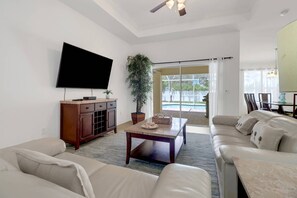 Smart TV - Private Heated Pool, Minutes to Bonita Beach, Beach Gear, Garage Over $100 of Free Daily Activities! (Bonita Springs)