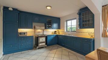 Een koelkast, een magnetron, een oven, een kookplaat